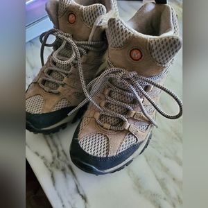 Merrell Hiking Boots in Taupe Size 6